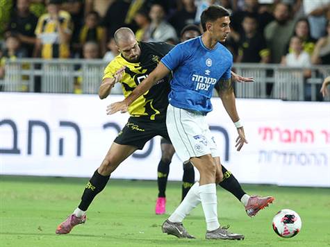 פתיחה קצבית מאוד בבלומפילד. האורחים כמעט כבשו אחרי חצי דקה וניצלו, בעוד אנסה שלח רוחב טוב לתוך הרחבה בצד השני - אך לא הייתה רגל מסיימת (אלן שיבר)