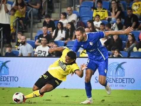 קצב גבוה בפתיחת המחצית השנייה. שתי הקבוצות יוצאות להתקפות מעבר מהירות, אך לא מדויקות בשליש האחרון (ברני ארדוב)