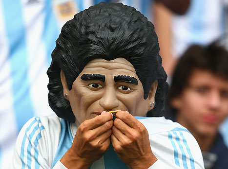 מכירים את הבחור הזה? הוא נמצא ביציע היום, אבל בכמה וכמה גרסאות...