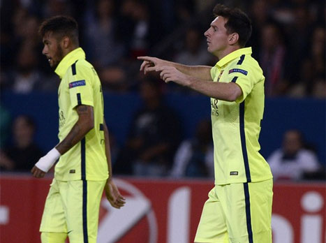 המצלמות בפאריס מתמקדות שוב ושוב בביונסה וג`יי-זי, אבל את מי זה מעניין?! מה יקרה על הדשא?