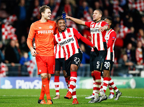 במשחק המקביל פ.ס.וו ניצחה 1:2 את צסק``א. ההולנדים עלו לשמינית הגמר מהמקום השני בבית למרות שפיגרו החל מהדקה ה-76 בעקבות פנדל של סרגיי איגנשביץ`. 2 דקות חלפו ואנדרס גוארדאדו, שגרם לפנדל, הרים כדור חופשי ולוק דה יונג השווה. דייבי פרופר הבטיח את הניצחון בדקה ה-86 עם בעיטה מחוץ לרחבה.