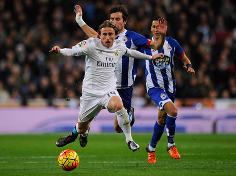 ריאל רוקדת על הדשא