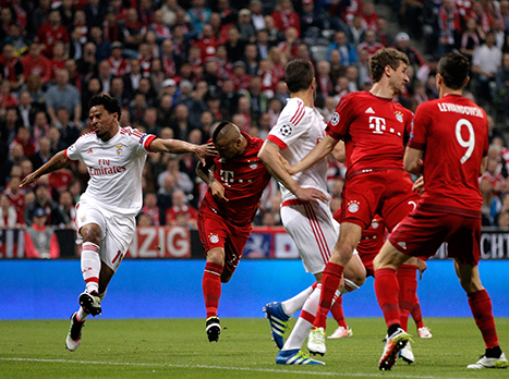 תמונת המשחק שלנו - וידאל ברגע הנגיחה של השער היחידי במשחק (getty)