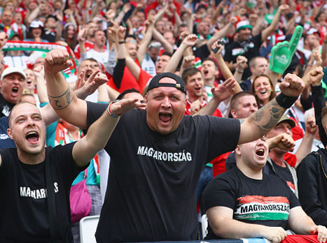 אוהדי הונגריה מעודדים את הנבחרת שלהם, שמתקשה מאוד בדקות הראשונות (gettyimages)