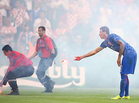 מנדז`וקיץ` עבר לעזור לסדרנים (getty)