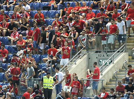 אוהדי הפועל ת"א לא שוכחים מהדרבי. לא מעט אוהדים באדום&nbsp;שהגיעו למושבה מקללים ושורקים בוז לשחקנים (צילום: אלן שיבר)