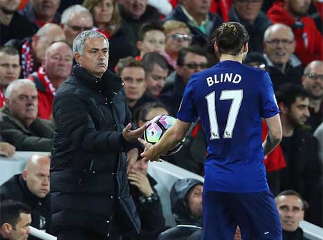 מספר שעות אחרי ששלח את שחקני יונייטד לערוך חימום במגרש החניה שצמוד לבית המלון, מוריניו עיבה את מרכז המגרש עם מרואן פלאיני, הפתיע עם אשלי יאנג בהרכב והשדים האדומים היו עסוקים בעיקר במגננה לאורך 90 הדקות. הם החזיקו בכדור רק ב-35% מהזמן, מצאו את מסגרת שערו של לוריס קאריוס רק פעם אחת וסגרו משחק שני ברציפות ללא ניצחון. למעשה, ב-3 המשחקים האחרונים שלהם, השדים האדומים כבשו רק 2 שערים.