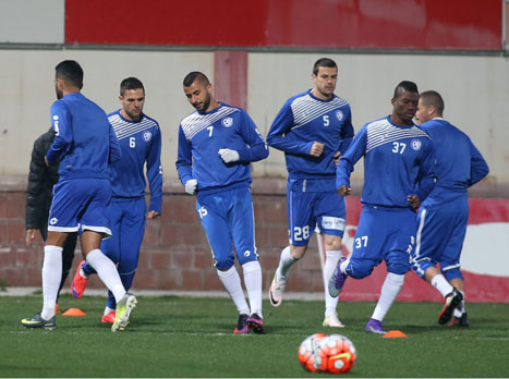 בדיוק כמו סכנין, גם אשקלון תגיע הערב למשחק אחרי שני הפסדים רצופים, הראשון בקרב התחתית להפועל תל אביב והשני בתבוסה המביכה 4:0 לבני יהודה בשמינית גמר הגביע. אחרי איבוד הנקודות, הקבוצה של יובל נעים מקבלת הזדמנות לטפס עד למקום ה-11 ואם תצליח להפתיע בדוחא, היא תוריד את הפועל כפר סבא אל מתחת לקו האדום. (צילום: יוסי שקל)