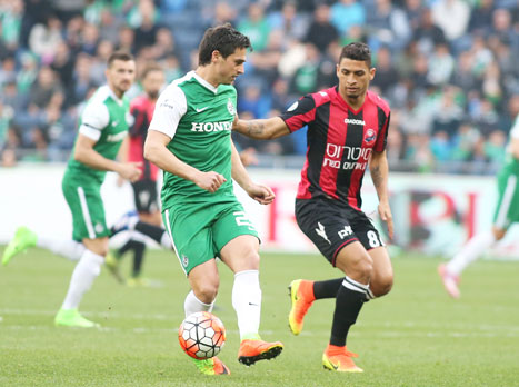 קמיל ואצק הוא המוצהב הראשון בדרבי לאחר עבירה גסה במרכז המגרש על שמואל שיימן