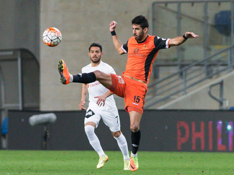 <STRONG>בני יהודה שולטת במשחק, מנסה להיכנס לתוך רחבת רעננה אך עדיין מתקשה לייצר מצבים (עודד קרני)</STRONG>