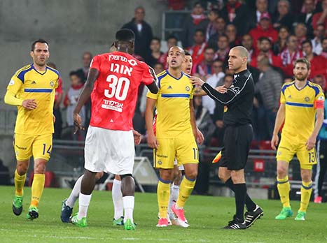 הרבה טענות לריינשרייבר במחצית (צילום: דני מרון)