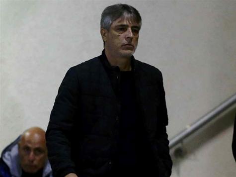 בא לראות מקרוב את שחקניו. אוחנה (אלן שיבר)