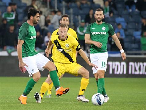 הזדמנות גדולה לעומרי בן הרוש: שלומי אזולאי הגביה כדור לראש של המגן שהחמיץ מקרוב.