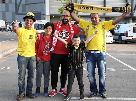 חברים מחוץ לאצטדיון (אלן שיבר)