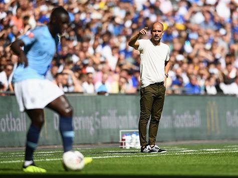 פפ משקיף על מנדי. ההגנה של סיטי מתחילה לעבוד (GETTY)