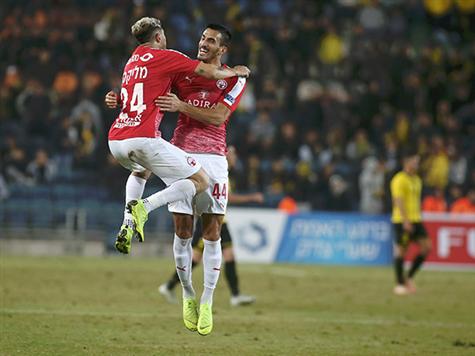 שריקת הסיום! 75 דקות רעות ומשמימות ואחריהן רבע שעה של טירוף. בסופו של דבר, ב``ש מנצחת 2:3 ומצמקת את הפער ממכבי ת``א ל-10 נקודות (אלן שיבר)