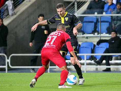 עוד מצב מצוין של בית``ר, אבל הבעיטה של עידן ורד נהדפת על ידי אג`ידה לקרן. (אודי ציטיאט)