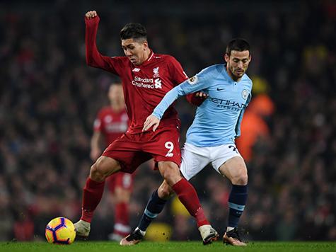 ליברפול לוחצת על מנת להשיג את השוויון. כל השחקנים בחצי המגרש של סיטי (Clive Brunskill)