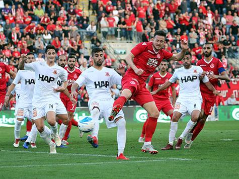 עוד החמצה גדולה להפועל!! שוב פריירה, השחקן הפעיל על המגרש, מוצא את ואלסקיס בכדור קרן נהדר, אך חלוץ הרכש בועט סמוך לעמוד