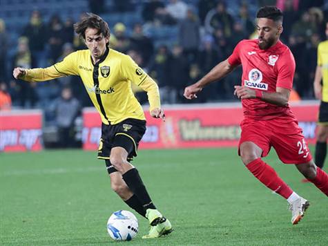 יציאה גרועה מאוד של קנדיל, הכדור מגיע לבניון שמשכיב שחקן אחד, ובועט מעל השער! החמצה גדולה של הקשר הוותיק