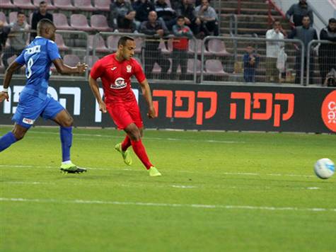 ראדי ניסה את מזלו עם בעיטה שטוחה מ-20 מטר, הכדור חלף ליד הקורה. (אנצ`ו גוש, סוכנות ג`יני)