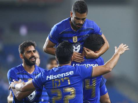 הכחולים חוגגים יתרון ראשון (צילום: אלן שיבר)