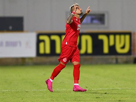 בוזגלו על המגרש (צילום: לירון מולדובן)