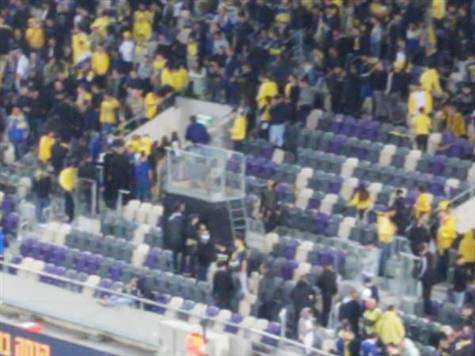 לפני פתיחת המשחק: אוהדי מכבי ת``א מארגון הפנאטיקוס נטשו את במת העידוד בשל חילוקי דעות עם כוחות האבטחה. <STRONG><FONT color=#000099>צפו בתיעוד</FONT></STRONG> ->