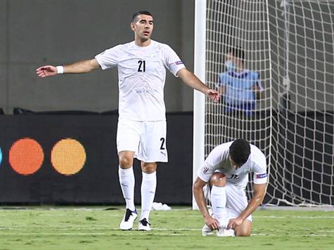 איתן טיבי לא מרוצה ממשחק ההגנה של הנבחרת. (אלן שיבר)