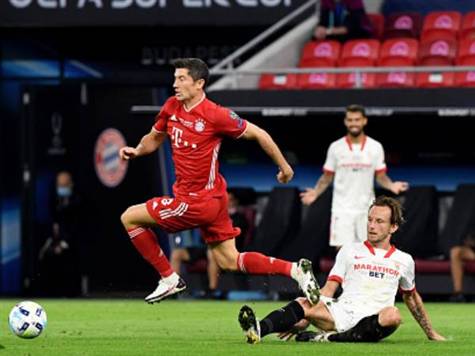 לבנדובסקי פרץ והגיע למצב שהוא מול בונו, אבל החלוץ הפולני בעט לא טוב לידיו של השוער. (GETTY)