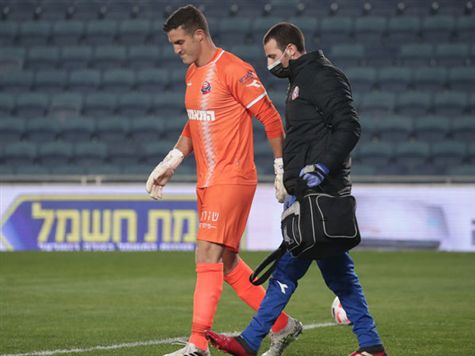 הפועל חיפה בבעיה. רן קדוש נפצע בשריר ומקבל טיפול על הדשא. כזכור, בוריץ` אפילו לא בסגל (דני מרון)