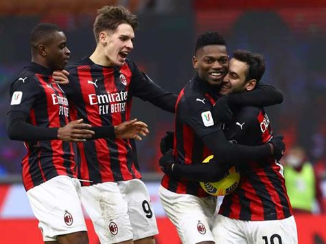 שימו לב לרשימת החיסורים של מילאן הערב - אסמעיל בנאסר, האקן צ`לאנולו, מתיאו גביה, תיאו הרננדס, ראדה קרוניץ`, רפאל לאאו ואנטה רביץ`. (GETTY)