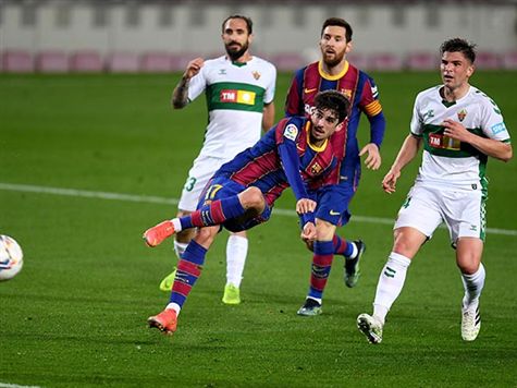 טרינקאו הוא האיש המסוכן של ברצלונה כרגע. הפורטוגלי ביצע פעולה אישית נהדרת בתוך הרחבה וסיים בבעיטה חזקה למסגרת, אבל שוב בדיה הציל את אלצ`ה (GETTY)