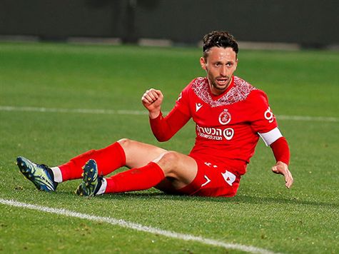 אחרי מצב נייח אלטמן הגיע למצב טוב ברחבה, אבל הבעיטה שלו נבלמה ע``י מנחם (אלן שיב)