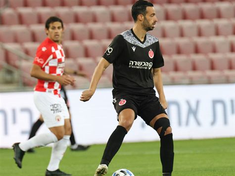 אייבינדר וחבריו מנסים להניע את הכדור בסבלנות. (דני מרון)