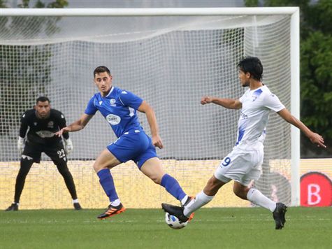 שתי הקבוצות ממשיכות לשלוח שחקנים רבים לחלק הקדמי, השער הראשון מתקרב. (אודי ציטיאט)