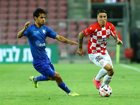 ז`וסוואה ניסה את מזלו מרחוק עם בעיטה ברגל שמאל המצוינת והמוכרת שלו. הכדור המריא קצת גבוה מדי מעל המסגרת. (לירון מולדובן)