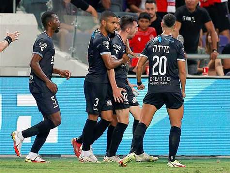 <STRONG>סיום בבלומפילד! הפועל חיפה מנחילה הפסד בכורה להפועל תל אביב ועולה לפסגת הטבלה (אלן שיבר)</STRONG>
