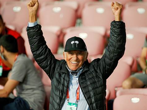 מוטל`ה שפיגלר מפרגן לשיאן החדש מהיציע (אלן שיבר)