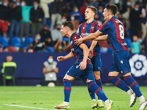 בארדי מקפיץ את היציעים של לבאנטה (getty)