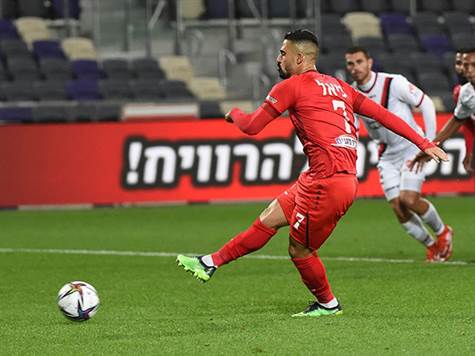 סכנין עלתה ל-0:1! הקשר שלח פנדל מדויק לפינה של אדאליי (ברני ארדוב)