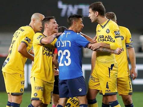 רוצ`ט וסאבוריט החליפו דחיפות באמצע המגרש וקיבלו שניהם כרטיס (אלן שיבר)