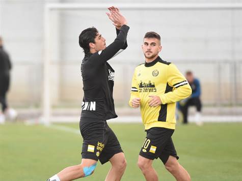 אמיר ברקוביץ` בחימום. הוא יפתח את המשחק על הספסל (ברני ארדוב)