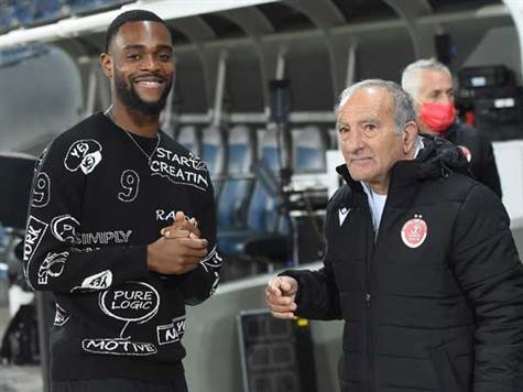 תראו מי הגיע לסמי עופר כדי לצפות בחבריו החדשים (ברני ארדוב)