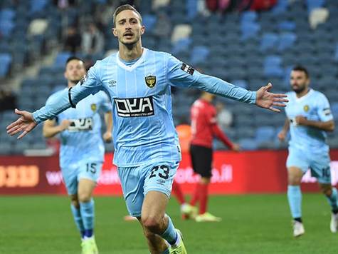 שער רביעי העונה לתמיר עדי, שכמו במשחק נגד מכבי פ``ת - וכמו במשחק הקודם נגד הפועל חיפה - שם כשהקבוצה זקוקה לו (צילום: ברני ארדוב)