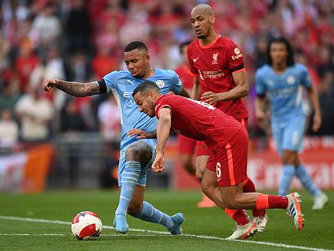 בצד השני גם סיטי מתקרבת לשער נוסף. מתפרצת של ז`סוס הסתיימה בהצלה מצוינת של אליסון, כשהברזילאי היה לבדו בהתקפה (GETTY)