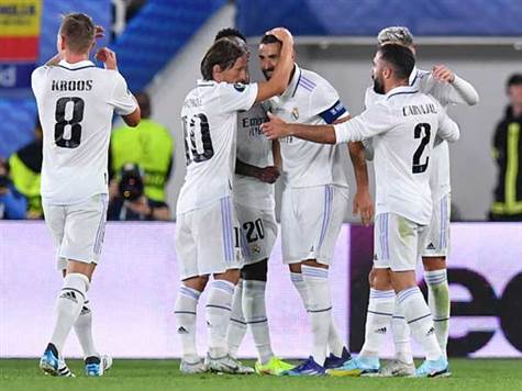 ויניסיוס החזיק בכדור באגף השמאלי, שלח מסירת רוחב לבנזמה שעמד על סף הרחבה מול השער ובנגיעה בעט לרשת! על הדרך - בנזמה עקף את ראול ועלה למקום השני ברשימת כובשי ריאל בכל הזמנים (GETTY)