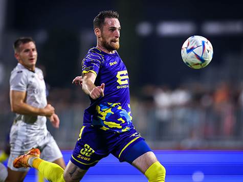 <STRONG>הזדמנות מעניינת לריינה. </STRONG>כדור ארוך מצא את לזאר יובאנוביץ`, האיש הכי מסוכן עד כה במגרש, אך הסרבי שלח בעיטה שלא מצאה את המסגרת<BR><BR>(מאור אלקסלסי)