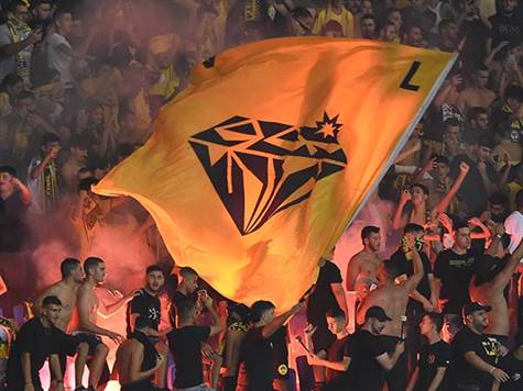 אוהדי נתניה הדליקו אבוקות בפעם השלישית (ברני ארדוב)