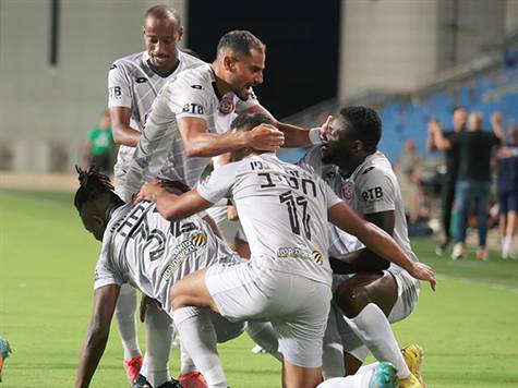 חדרה רוקדת על הדשא (צילום: אלן שיבר)